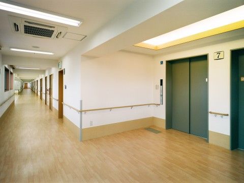 広く明るい施設の廊下