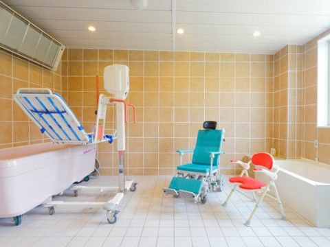 機械浴を備えている。自立困難な方にはサポートして入浴をお楽しみいただける。冬場のヒートショックを防ぐため、浴室には暖房器具を取り付けている。
