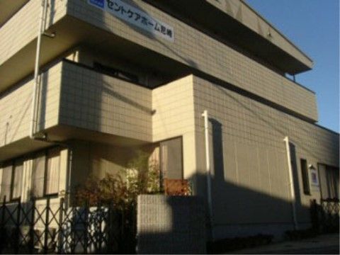 外観はまるでマンションのようなつくりになっている。玄関前は施錠がされており、防犯面でもしっかりしている。