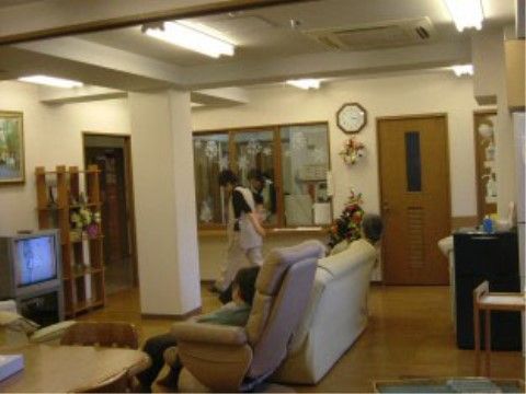 リビングは入居者様同士が談笑するほか、テレビ鑑賞も楽しめるスペースになっている。それぞれのペースでくつろげる。