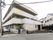 施設建物は3階建てである。施設入口の扉上側には大きな屋根が取り付けられているので雨よけ、日よけとして利用できる。