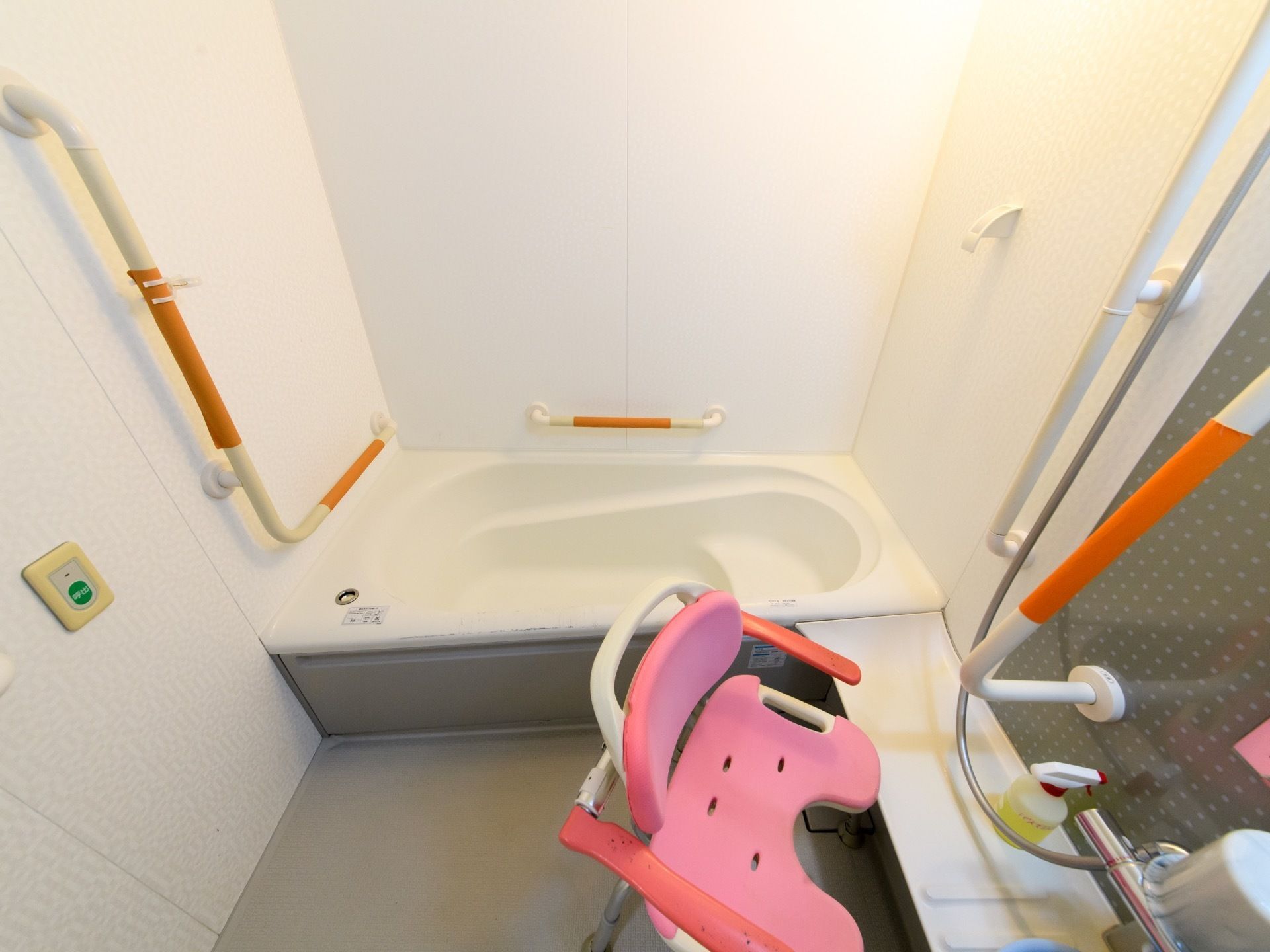 浴槽、洗い場の壁にはＬ字型と縦型の手すりが取り付けられている。洗い場にはお風呂用介護椅子が用意されている。