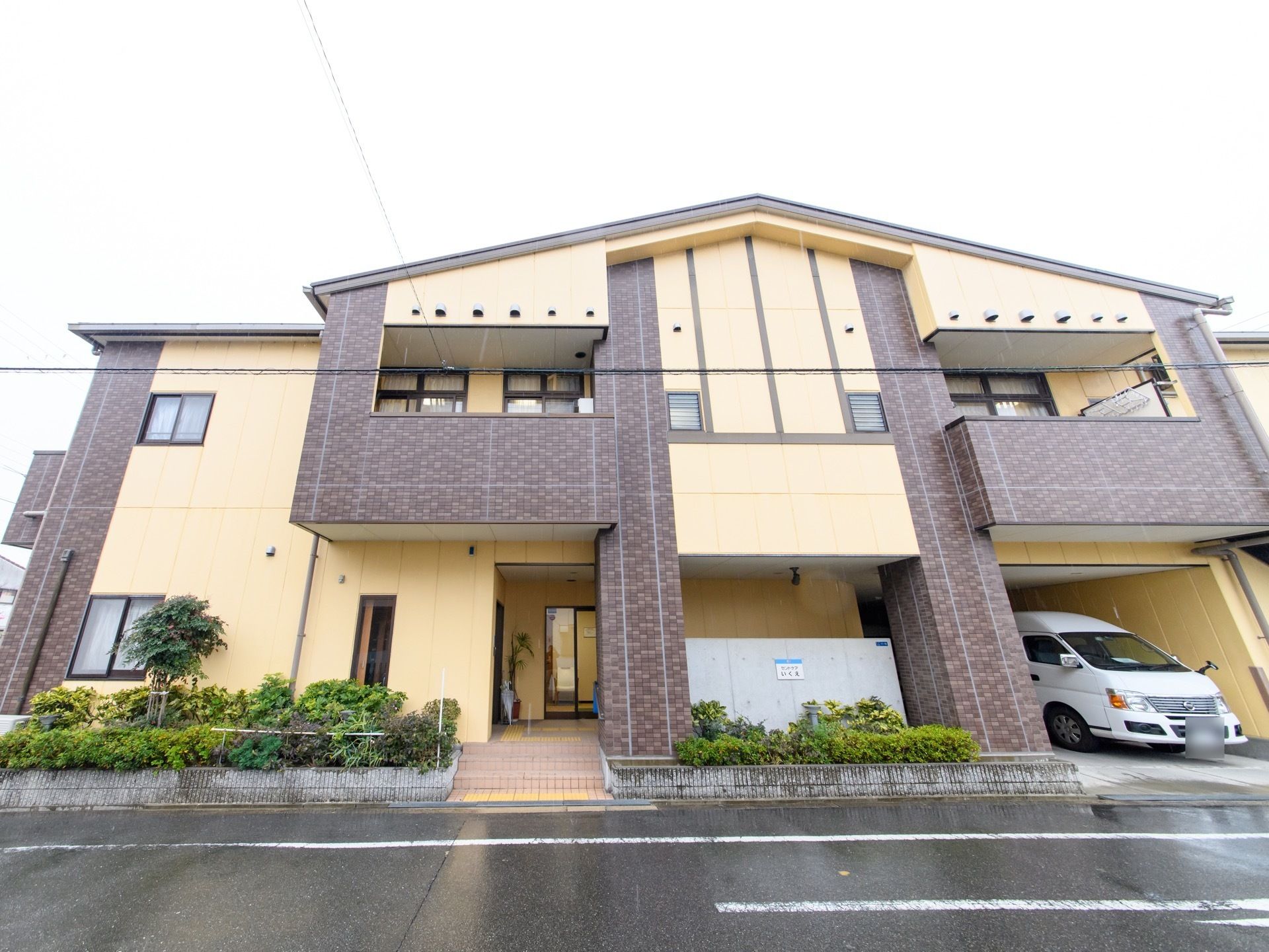 施設は道路に面して建てられた二階建てである。外観は一軒家のようで、施設の周りには植え込みを置き、道路と施設を仕切っている。