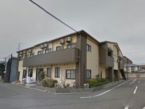 住宅地の中の交差点の角地に建つ、２階建てのアパート風の施設