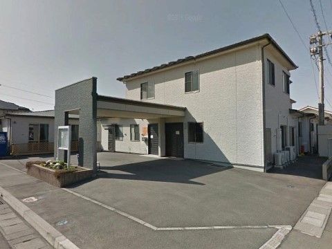 戸建てのような、二階建ての小規模な施設。入口の前には大きな屋根があり、車が回れるように広いスペースがある。