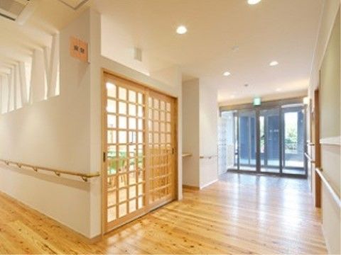 車椅子での行き来もストレスなく行える広いスペースがある廊下。安全面を考慮し、手すりが備え付けられている。