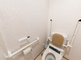 バリアフリーの明るいトイレ空間