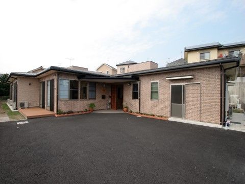 平家造りの建物である。階段やエレベーターを利用することなく室内の移動ができるので、足腰に自信のない方でも安心である。
