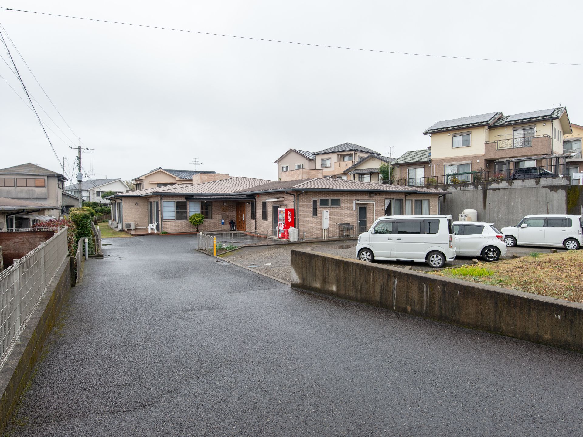 施設はブラウン色の外壁の平屋建ての建物である。玄関近くには自動販売機があり、手軽に飲み物を楽しむことができる。