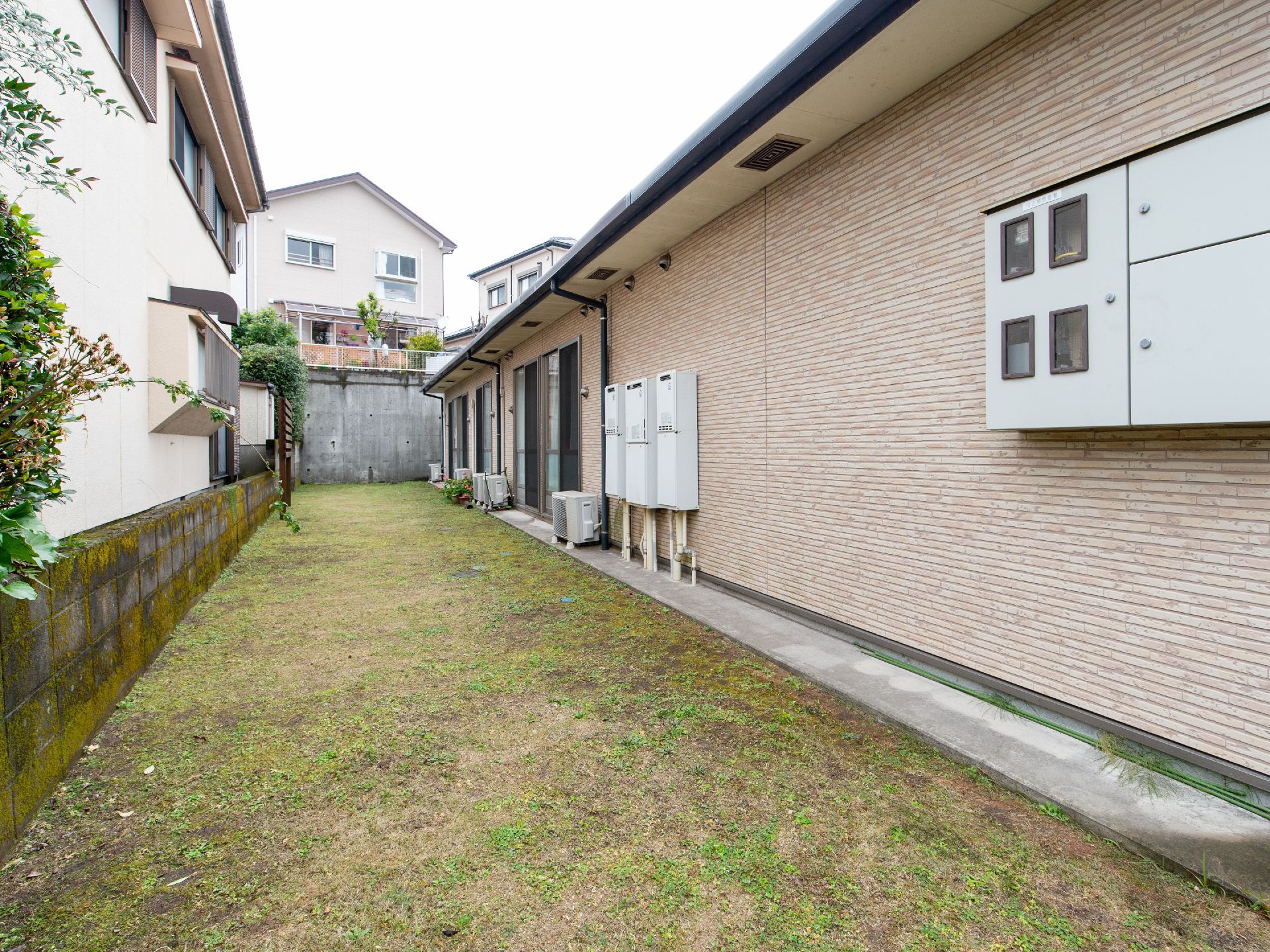 施設の敷地はゆとりがあり、散歩を楽しむことができる。居室の窓から段差がなく、手軽に外に出ることができる。