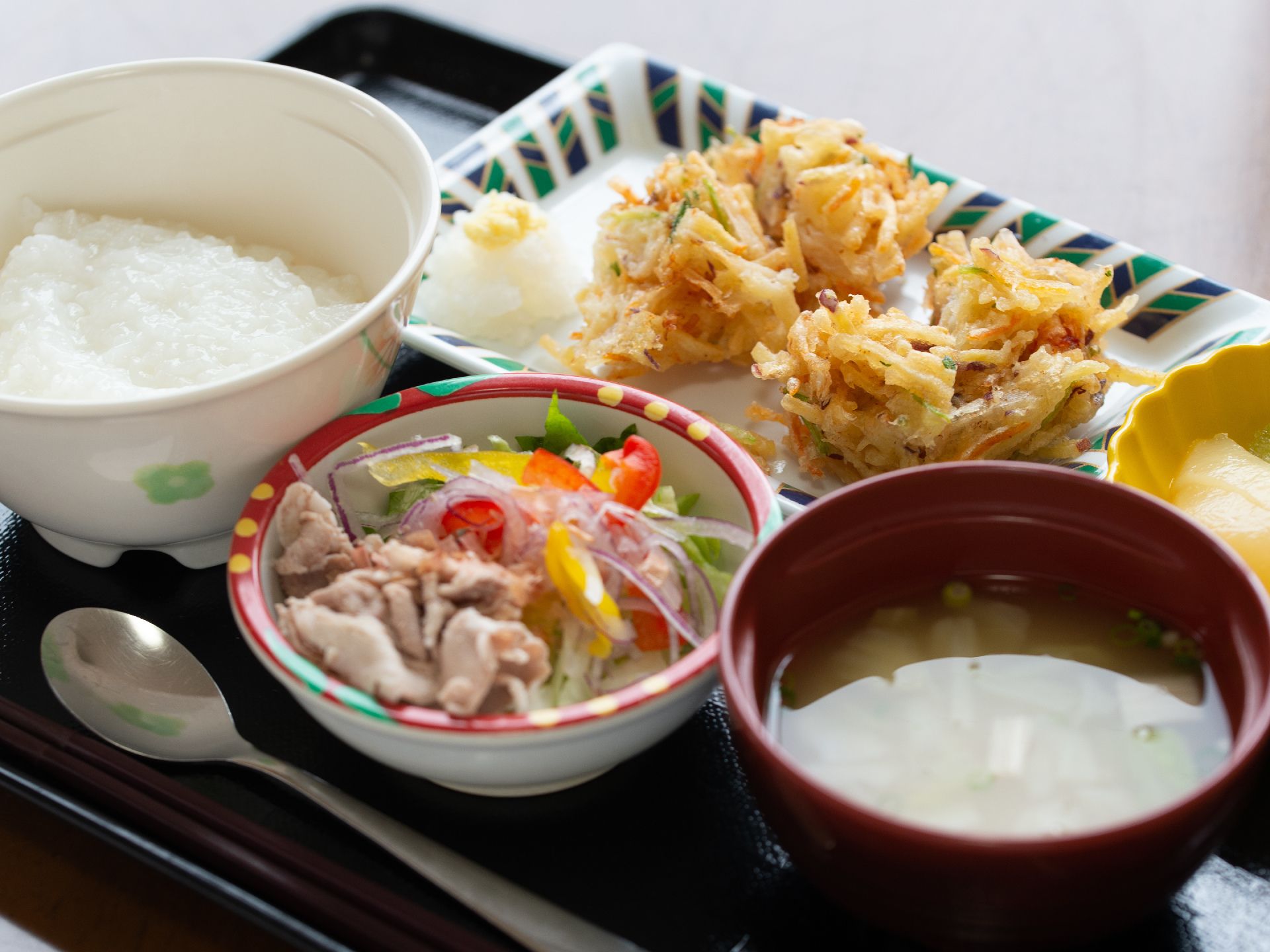 食事は、野菜を多く摂ることができるメニューになっている。一汁三菜になっており、ボリュームも十分である。