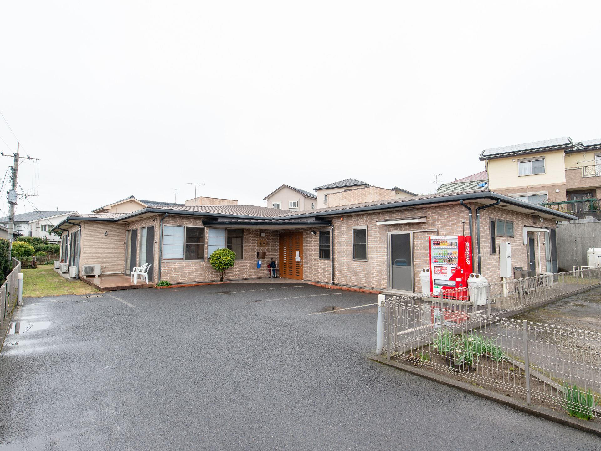 自然豊かで閑静な住宅地に立地する平屋建ての施設である。安心できる料金体制でさまざまな介護プランを提供する。