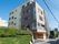施設は４階建ての建物である。建物横と一階部分に駐車スペースが設けられており、外階段が設置されている。