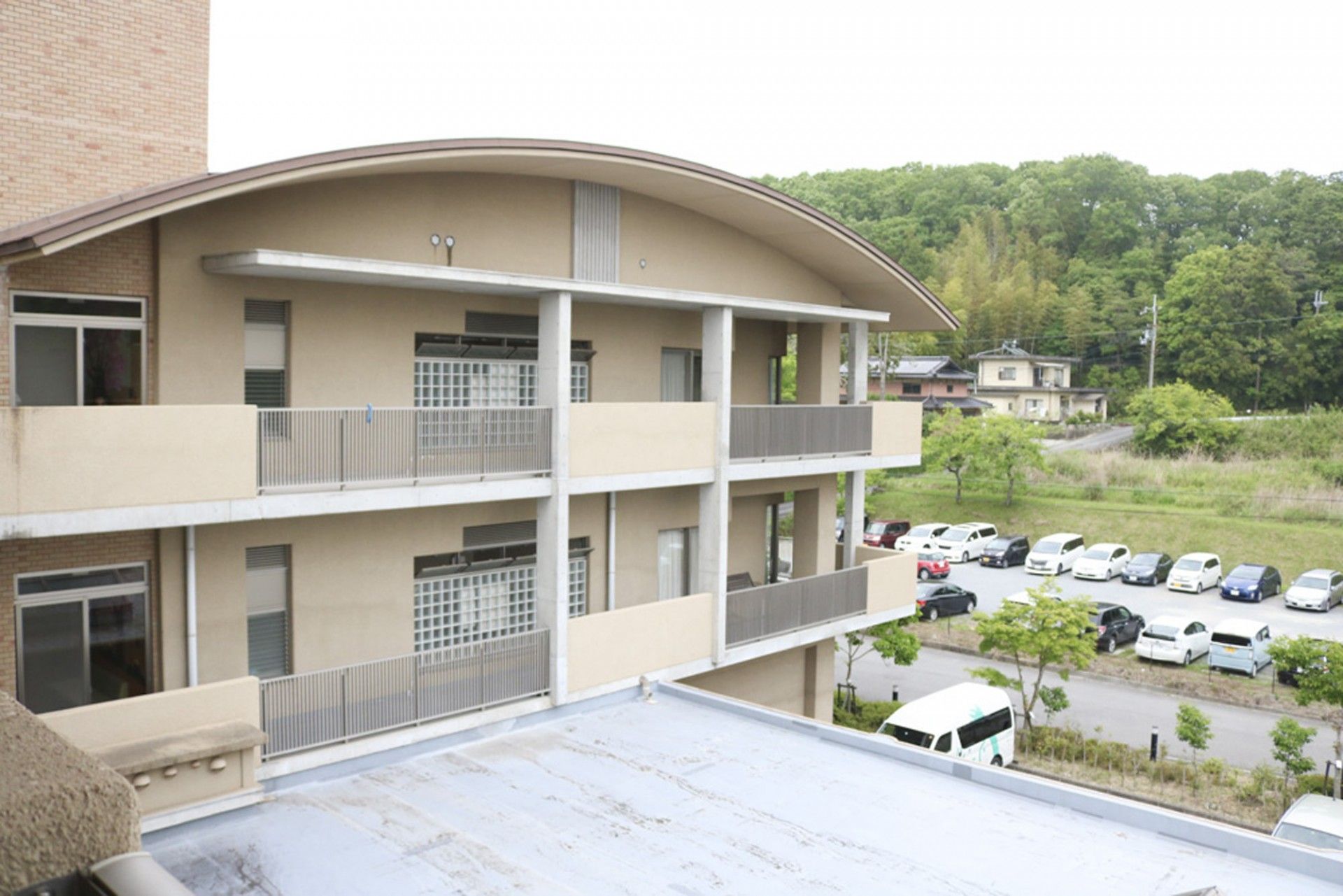緑に囲まれた建物外観