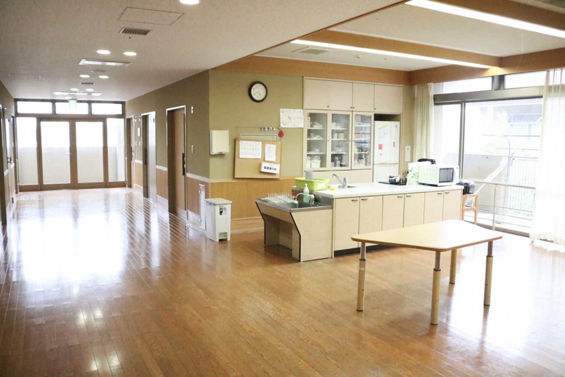 広々とした廊下とキッチン