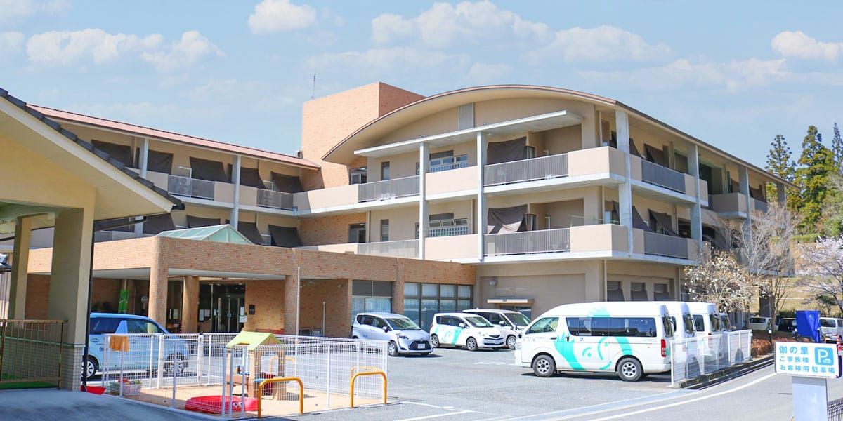 駐車場のある建物外観