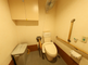 明るいバリアフリーのトイレ空間