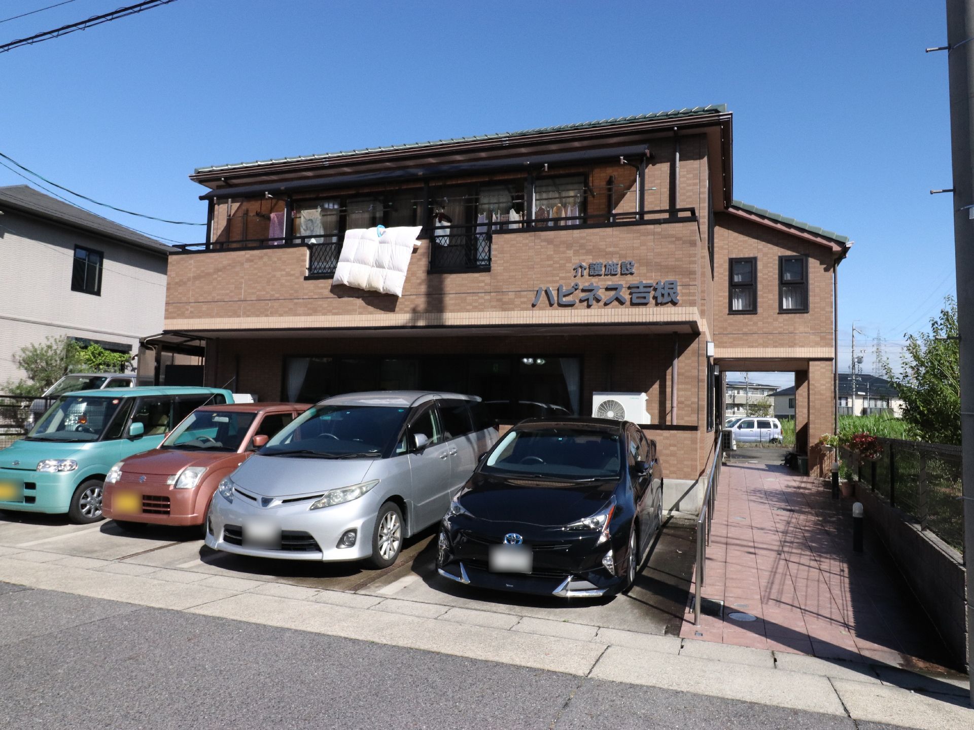 2階建の施設である。建物の前には駐車スペースが、横にはスロープが設けられている。洗濯物や布団が干せるベランダがある。