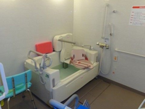 ストレッチャーなどの介護者用の入浴機材が揃っている個浴用浴室