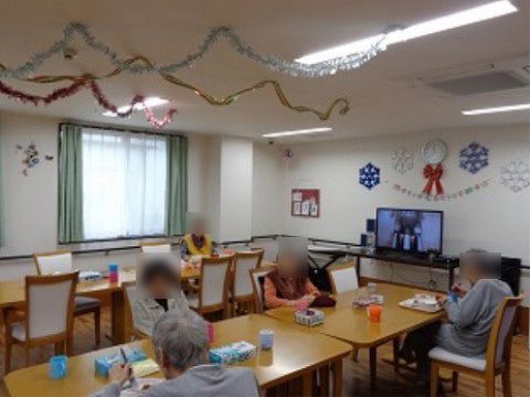 天井や壁にクリスマスの飾りつけが施されているダイニングルーム