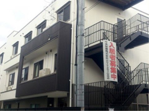 落ち着いた色合いのイメージの外観であるため、自分の家のような感覚を感じられる。楽しいシニアライフを送っていただける環境である。
