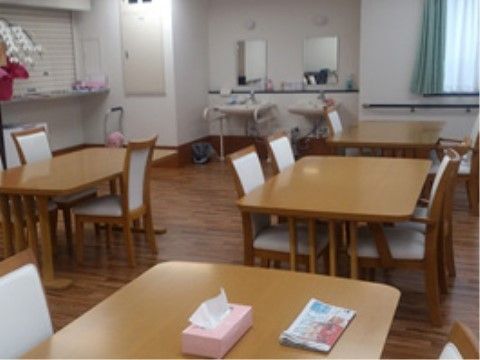 リビングには温かな色合いの家具がそろえてあり、安心感を感じさせる。清潔感のあるリビングで、食事を楽しめる。