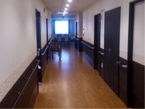 廊下には手すりがついているため、安全に移動することができる。しっかりとプライバシーの守られた部屋で安心して生活できる。
