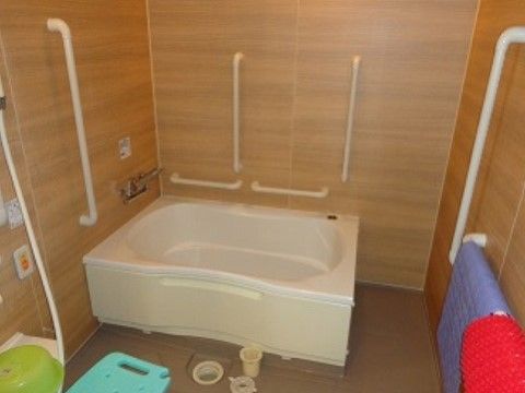 個別の浴室には手すりが多めに付いており、一人での入浴も安心である。ゆったりとしたリラックスタイムを楽しめる。
