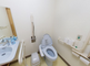 介護施設の清潔なトイレの内部