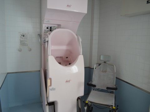リフト付きの介護浴槽が備え付けられた浴室があるため、体が不自由な入居者様もゆっくりと入浴することができる。