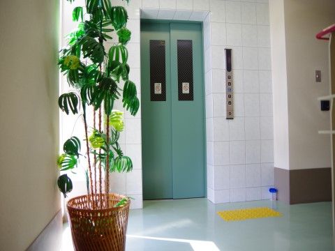 施設内にはエレベーターが備え付けられているため、車椅子をご利用の方や足腰が弱い方でも楽に移動することができる。