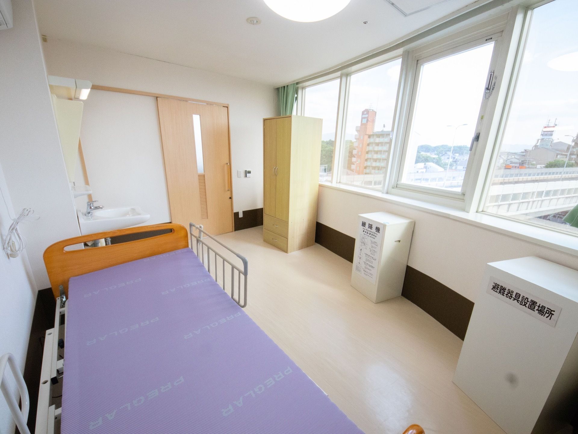 窓が多く設置され、明るく周辺の景色が一望できる。安全面を考慮し、避難用具が用意されている。ベッドや洗面台の他にタンスもある。