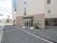 淡い茶色を基調とした建物である。歩道や敷地内はアスファルトできれいに舗装されていて、駐車スペースがある。