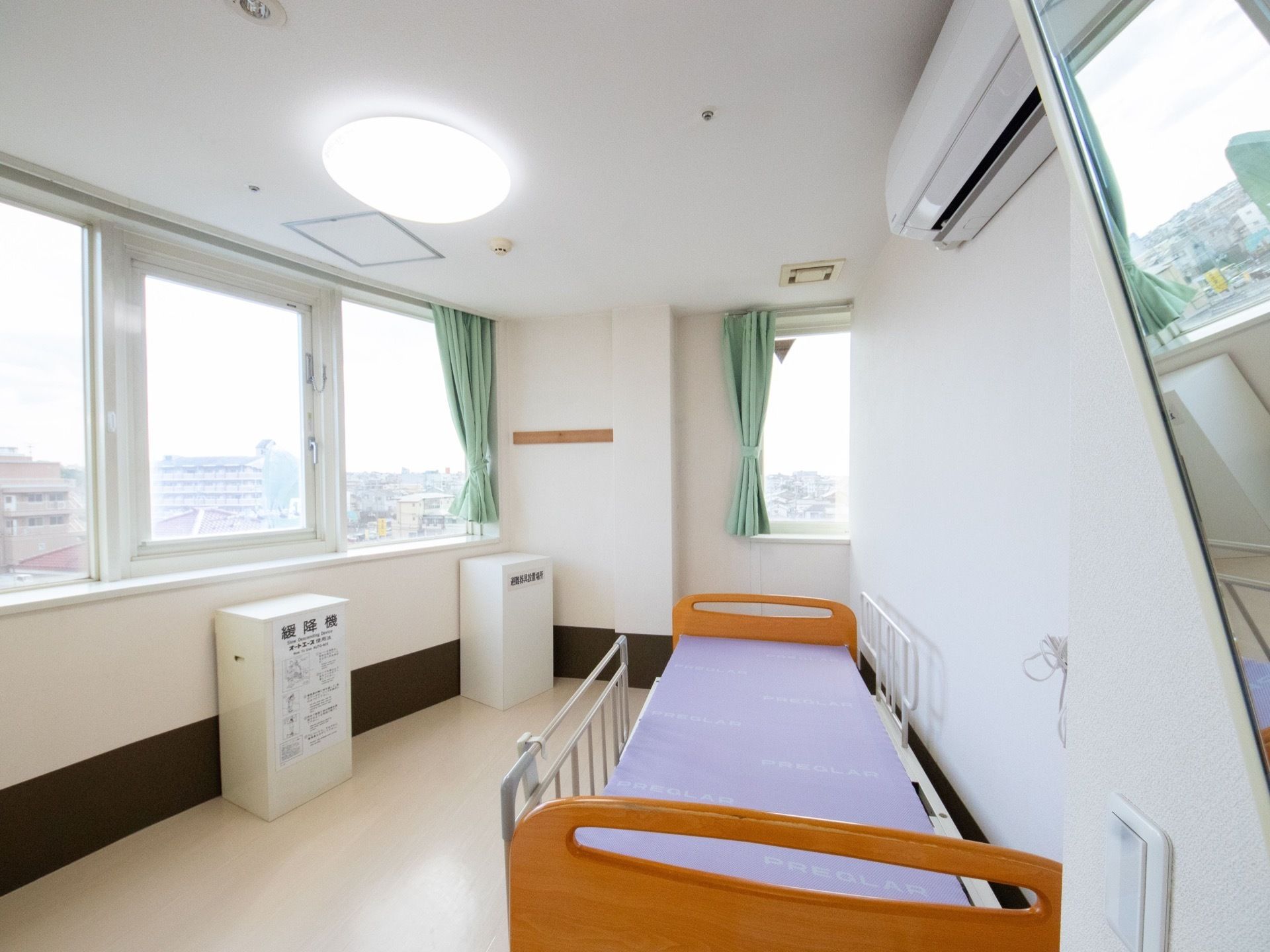窓が多く設置されていて、明るい光が入っている。白を基調とした部屋がより一層部屋を明るく印象付けている。