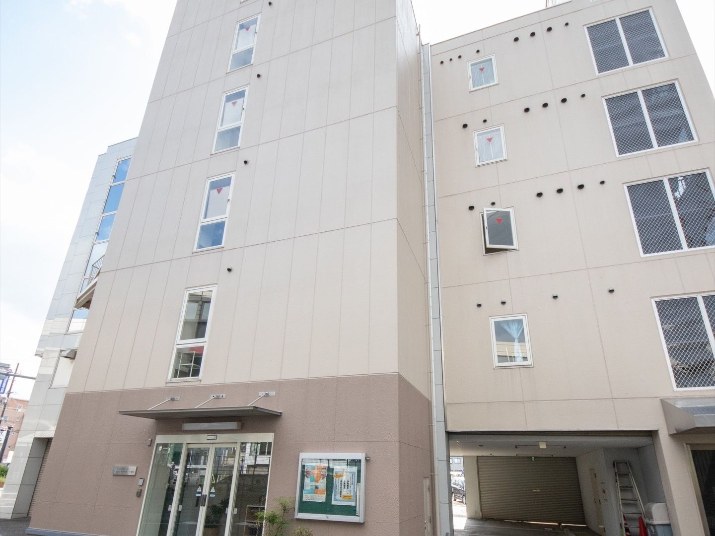 施設は６階建てになっており落ち着いた雰囲気がある。ガラス張りの自動ドアが玄関に設置されており、安全に出入りできる。