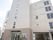 施設は６階建てになっており落ち着いた雰囲気がある。ガラス張りの自動ドアが玄関に設置されており、安全に出入りできる。