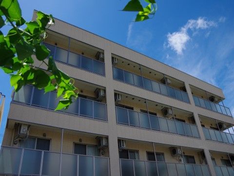 まるでマンションのような建物となっている施設。施設の周辺には緑も多く、窓を開ければ心地よい風も流れている。