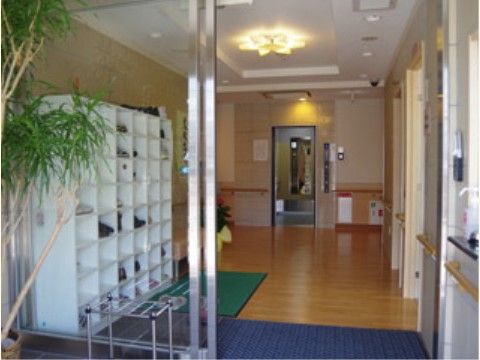 玄関は全面ガラスで誰が出入りしたのかすぐに見分けがつくように防犯の意味もある。バリアフリーなので車椅子でも安心できる。