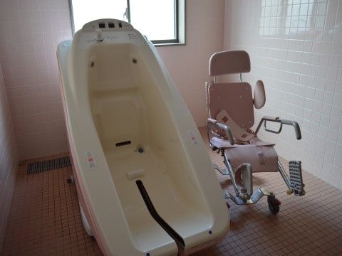 浴室は、車椅子のままでも使用できる機械浴槽が完備されている。サポートを受けながら体を清潔にできるのはうれしいポイント。
