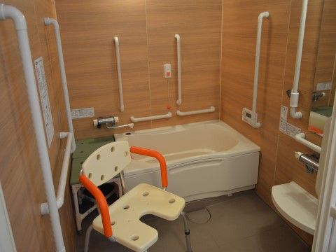 浴室内には手すりが数か所ついており、安全面に配慮がなされている。椅子にも同様に手すりがあり、利用しやすくなっている。