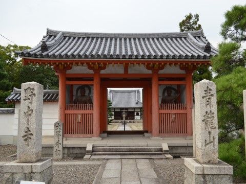 施設の周辺には野中寺があるなど、寺院の他観光名所も点在している。歴史を感じることのできる街に施設もたてられている。
