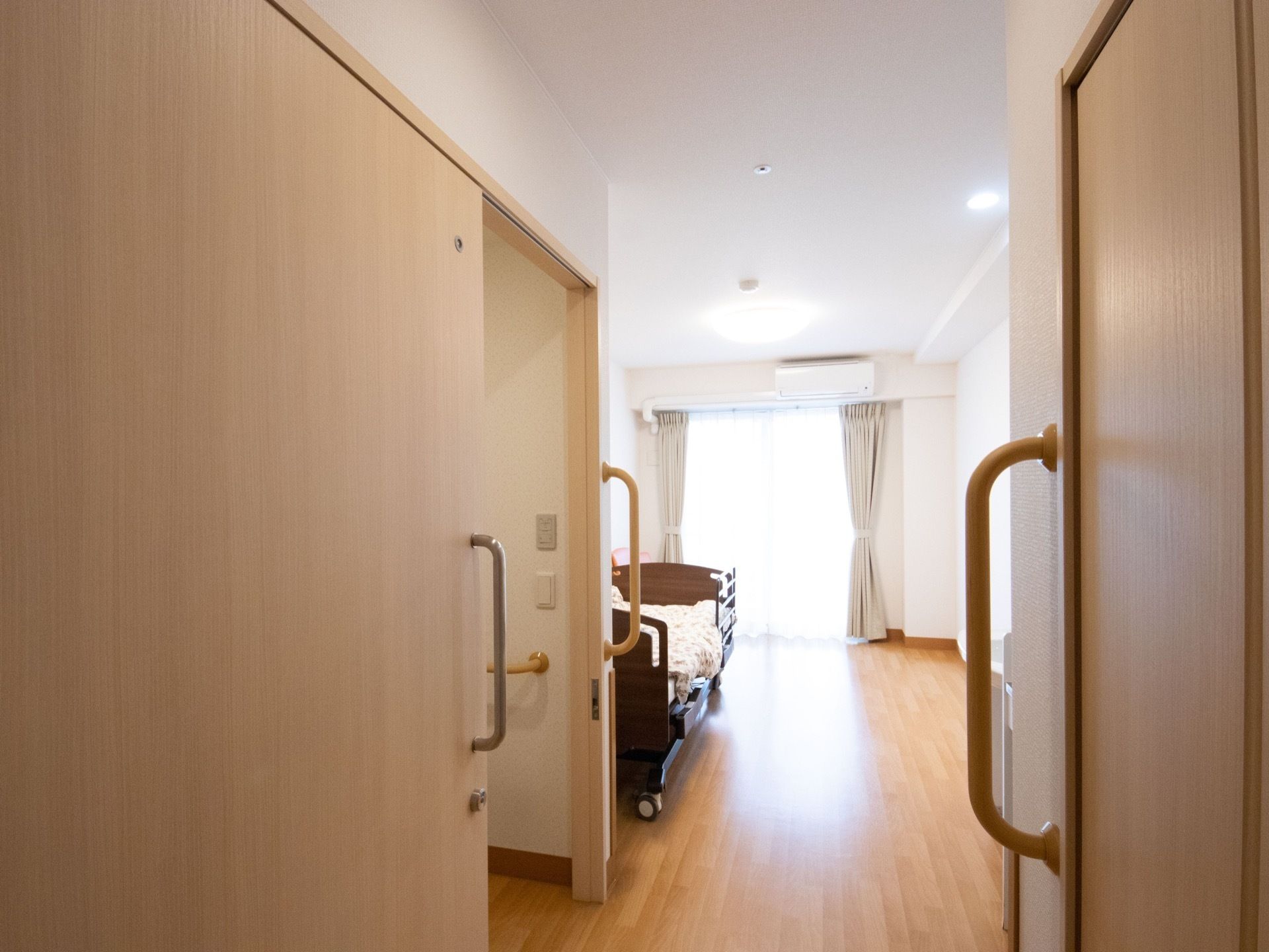 スライドドアを開けると右手にクローゼット、左手にトイレがある。トイレの戸もスライド式なので、開閉しやすくなっている。