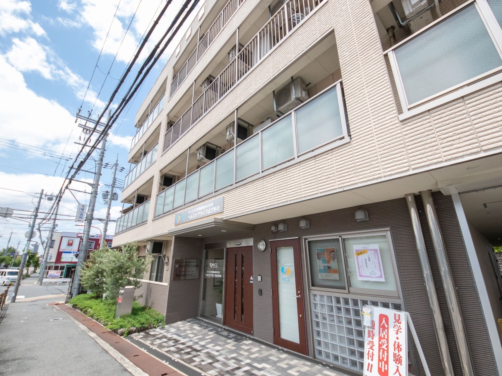 ４階建てのマンションタイプの建物。内装はツートンカラーで印象的である。全室ベランダに面していて日当たりがいい。