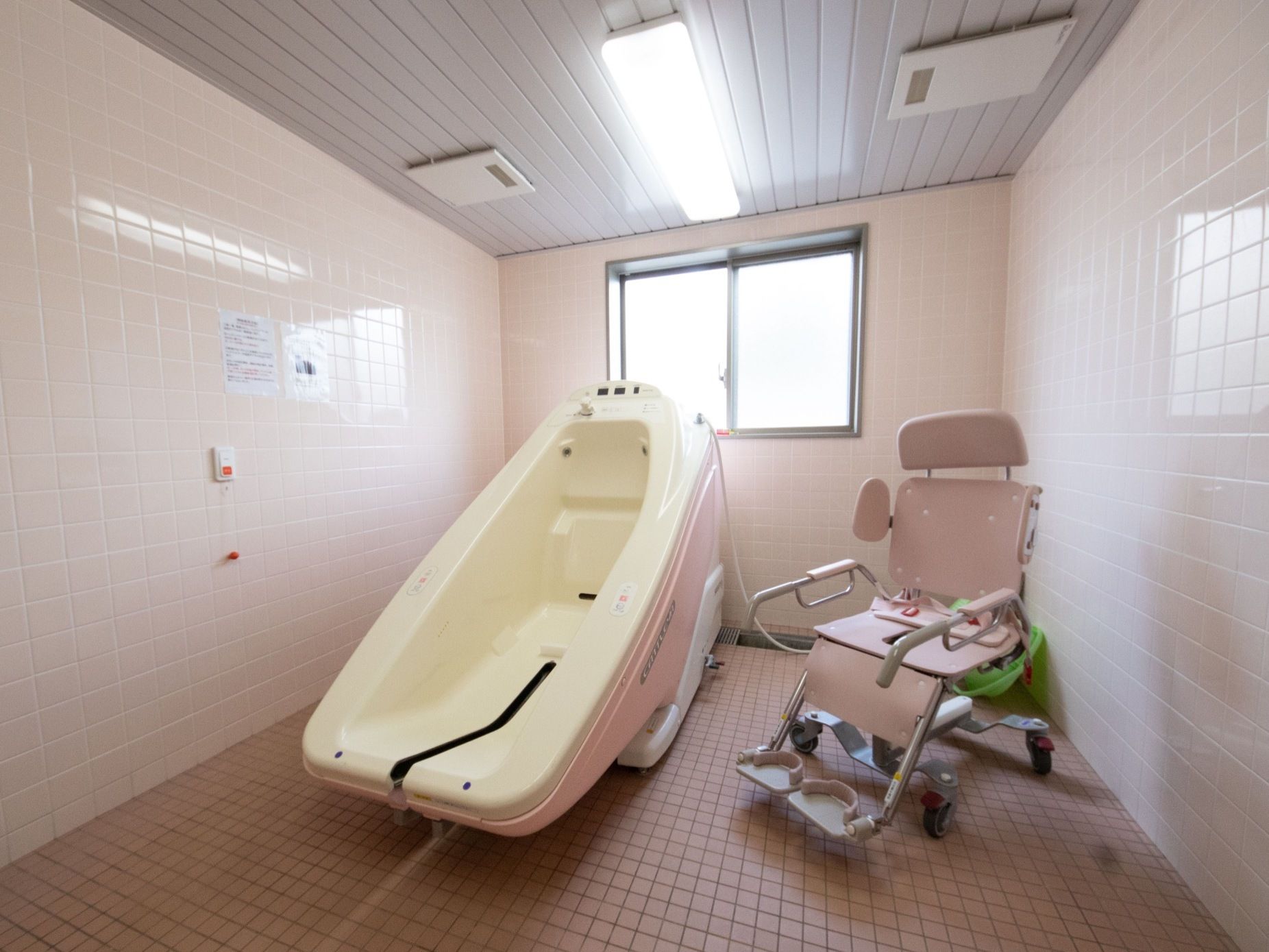 入浴介助が必要な方のために、浴室には専用の入浴装置や車椅子が設置してあるので安全に入浴がすることができる。