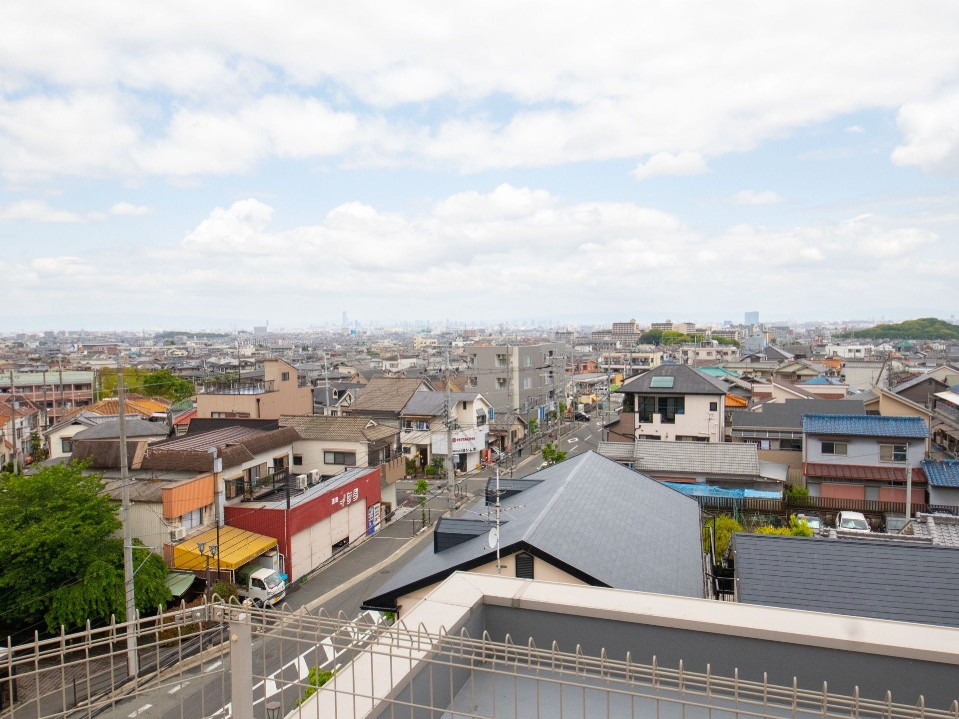 屋上から見える景色。住宅の色とりどりの屋根が見渡す限り広がり、施設が住宅街に建っていることがわかる。