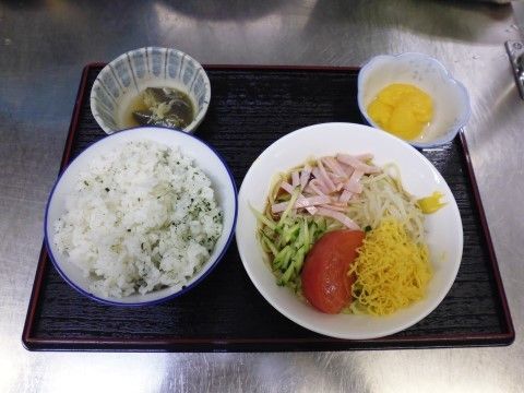 わかめごはんの横に色鮮やかな冷やし中華が並んだお盆