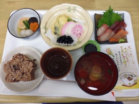 花形に型どりされたお赤飯と、お刺身などが配膳された食事