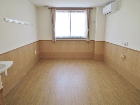 一人用の居室。洗面台やエアコンが備え付けられている。ナースコールもあるため、夜も安心して過ごすことができる。