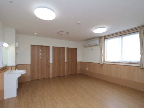 夫婦用の居室は、広く明るい部屋になっている。シンプルな洗面台、エアコン、クローゼットなどが備え付けられている。