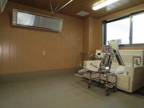 介助付きでの入浴が必要な入居者様が快適に入浴することができるよう、リフト付きの介護用浴槽を用意している。